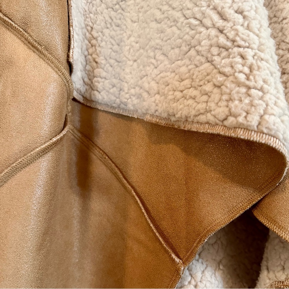 Cherish Faux Leather and Sherpa Vest Women’s Size Medium - Picture 2 of 6